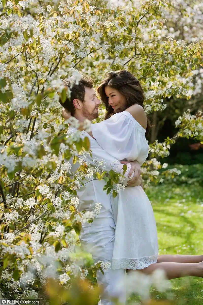 一对在公园拥抱的夫妇