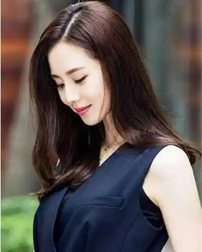 女生栗色头发图片 甜美染发好显嫩白