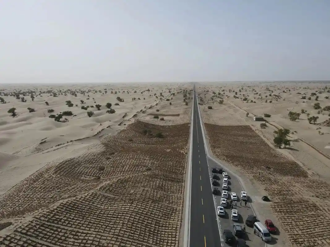 无人机航拍的g580横穿塔克拉玛干沙漠公路!全程只有两个能就 - 抖音