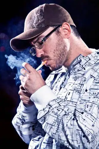 西方人,成年人,中年人,一个人,站,吸烟,竖图,特写,侧面,香烟,西班牙