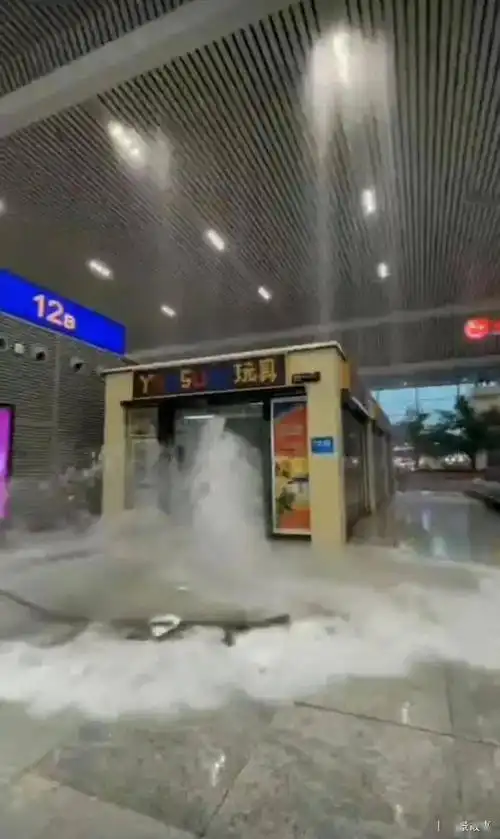 郑州地铁5号线幸存者亲述水淹到肩膀处托举9个月的儿子不敢动