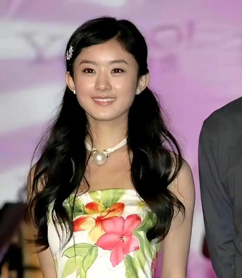 赵丽颖刚出道时已经非常美丽,她还很年轻,稚嫩,天真,脸上充满了胶原