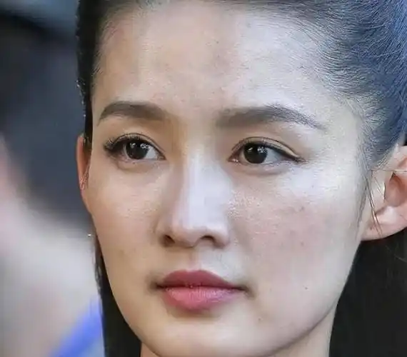 没有粉底的加持,李沁的脸看起来很苍老,斑点很多,和平时看到的精致