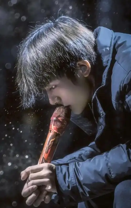 易烊千玺壁纸,每一张都绝美,这样是不是都会一直盯着