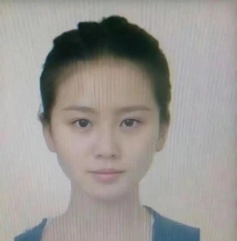网友:刘诗诗本人真实的证件照也好美呀~从小美到大,素颜生图好能打