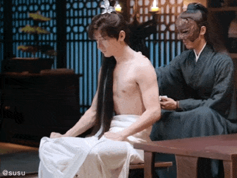 还有八月男神成毅在剧中成为了"肉体担当",成毅腹肌,背肌,身材肌一个