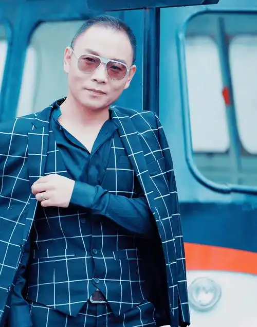 农民歌手祁隆:娶歌手妻子生一子,离婚2年,他现在怎么样了?