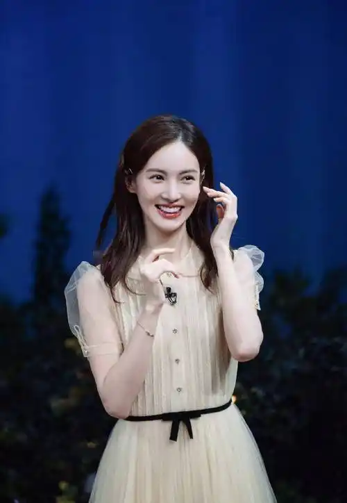 第一:网纱连衣裙口采用圆领设计,在腰间处点缀着黑色蝴蝶结,配上金晨