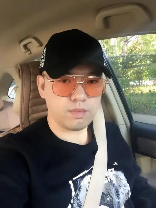 历经了沧桑变化一个成熟稳重的男人