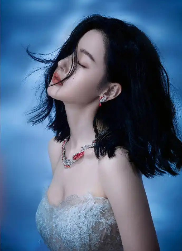 张天爱短发封面照曝光,穿衣搭配变高调了,拍照动作变矜持了