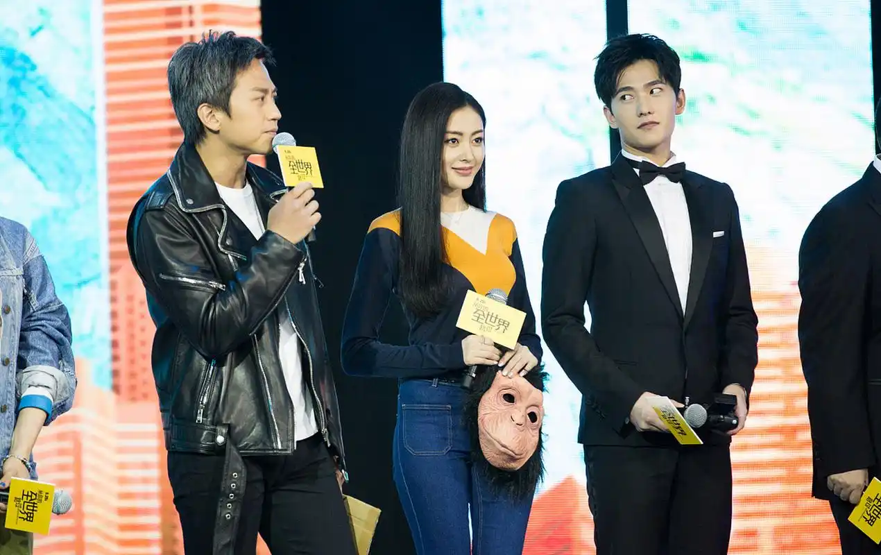 所以,张天爱到底,穿了多高的高跟鞋[左捂脸]?