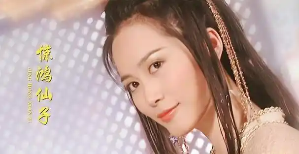 小白靴,黑丝袜,52岁的杨钰莹统统完美驾驭,中老年男粉依旧爱她