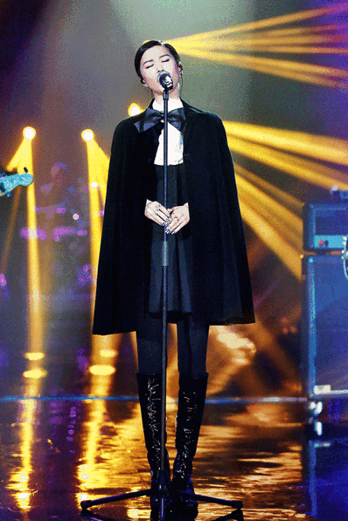 经典流行单品看谭维维怎样巧妙搭配牛仔裤时髦又高级