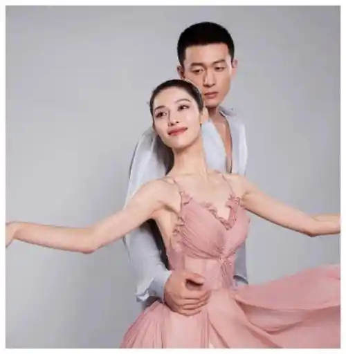 女神钟楚曦官宣恋情!甜蜜合照曝光,郎才女貌展现恩爱_祝福_男友_真爱