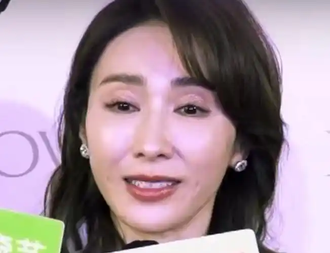 黎姿近照老了好多虽然51岁还是很漂亮但一看就是保养好的奶奶