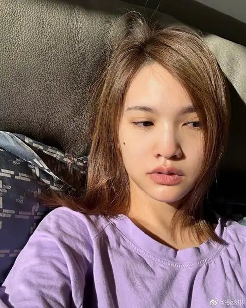 杨丞琳说从除夕到今天我胖了快两公斤##杨丞琳晒素颜六宫格怼脸自拍