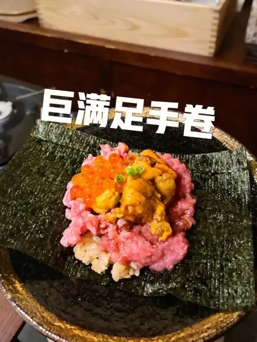 一片海苔上放一点点米饭和满满的金枪鱼蓉和和牛碎77海胆和鱼籽,咬