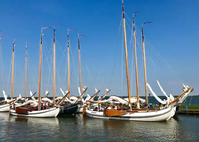 这是停在港湾里的老式帆船.