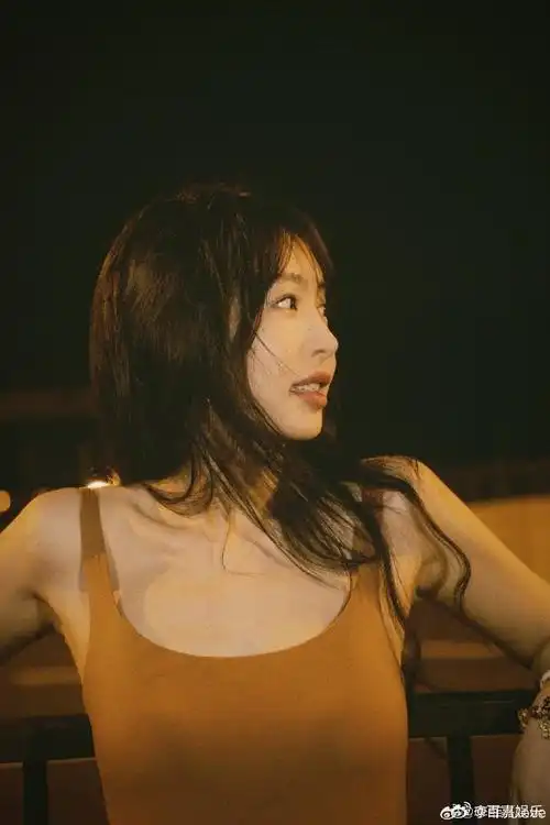 李菲儿夏末营业照##李菲儿黄色吊带黑裤##李菲儿