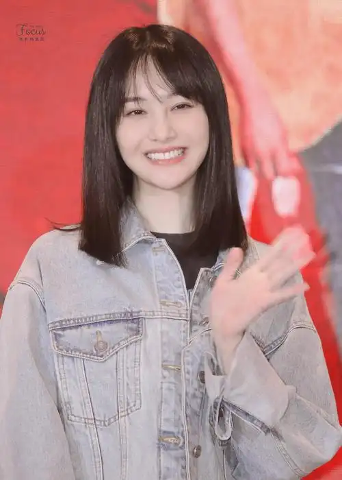 郑爽生图来袭!肤白貌美,一双大长腿太诱人