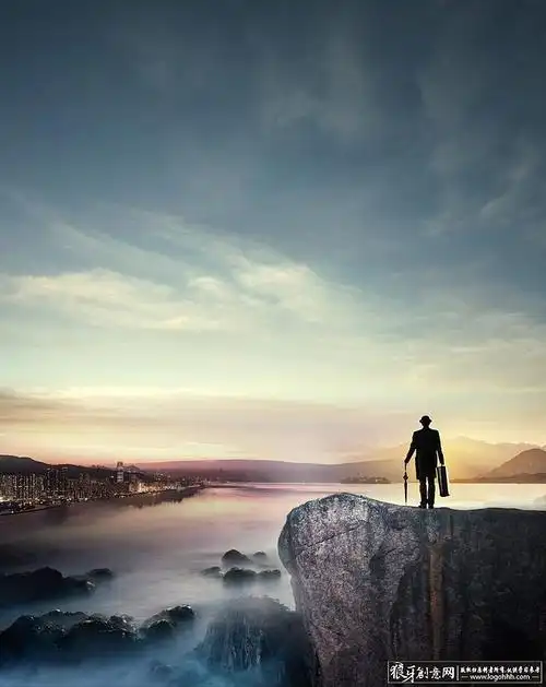山高人为峰 站在山顶的男人,夕阳意境,自然风景居高临下,绅士成功人士