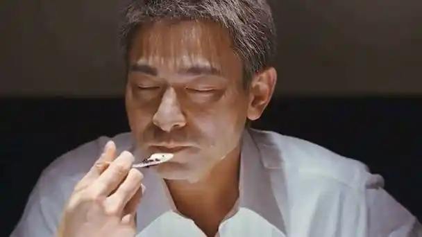 华仔这样吃鱼子酱,有谁敢说吗?#跨年电影愿#电影馆长的微博视频