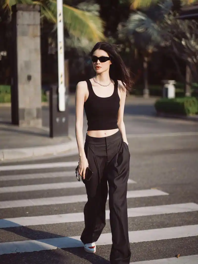 何穗的日常穿搭超亮眼,气质且热辣,不愧是超模