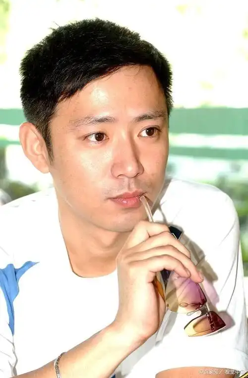 这才是娱乐圈的正能量!演员高鑫高鑫熬夜当义工做口罩,棒!