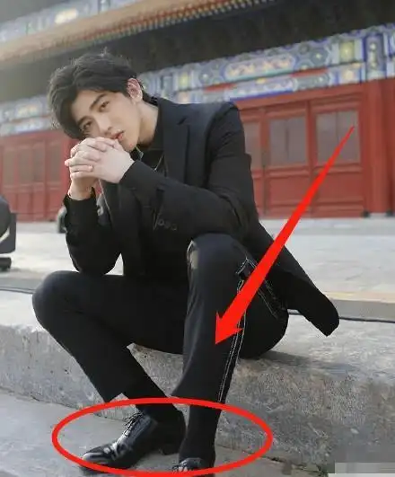 蔡徐坤晒故宫照片,因这个细节吸引众人,长得高真的可以为所欲为