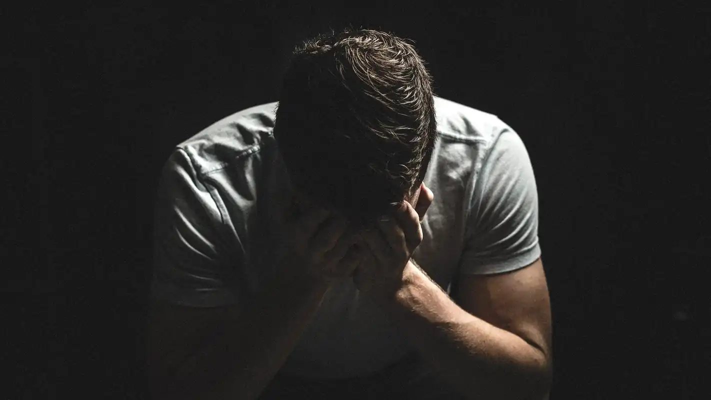 亚博赌场_一个男人悲伤绝望的图片1920x1280分辨率查看