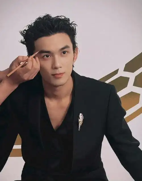 吴磊现身活动现场走路时一瘸一拐,脚确实是受伤了吧?