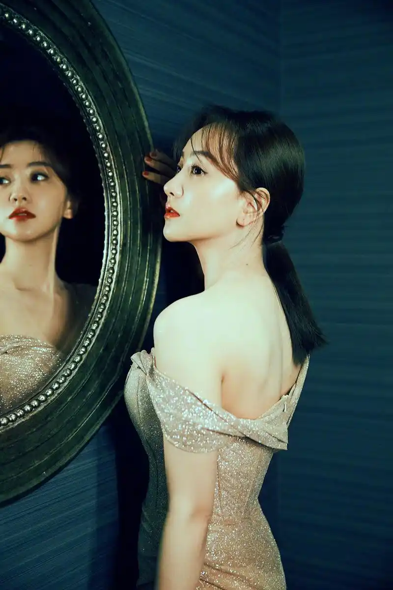 演员杨蓉身着一袭金色一字肩礼服出席某品牌高级珠宝晚宴,修身的长裙