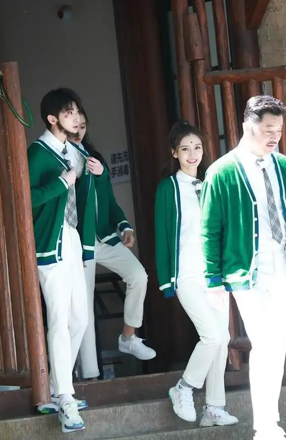 新cp诞生:蔡徐坤帮baby提裙子,两人一起"拜堂",再一起开心同框