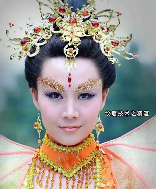 这是蜥蜴精的扮相,整条眉毛都是塑料"钻"贴成的,好似纹眉新技术.