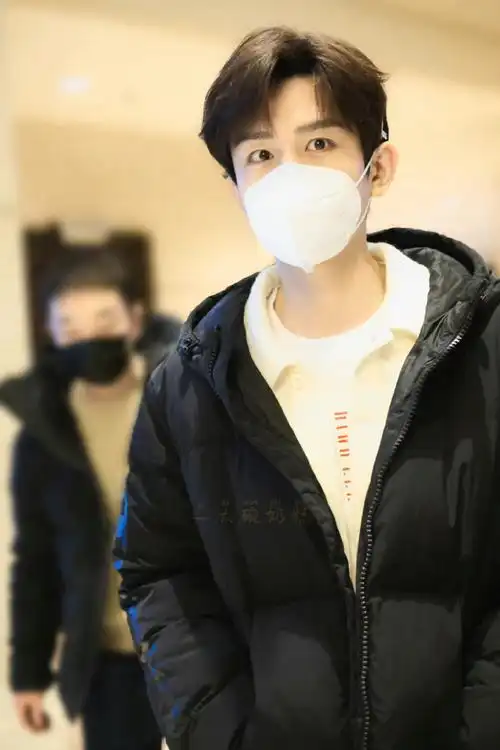 成毅头上戴粉色小夹子