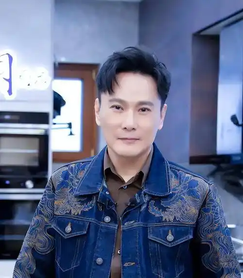 张信哲:出道35年无绯闻,一生只谈过一次恋爱,因为她至今未婚_朱小妹