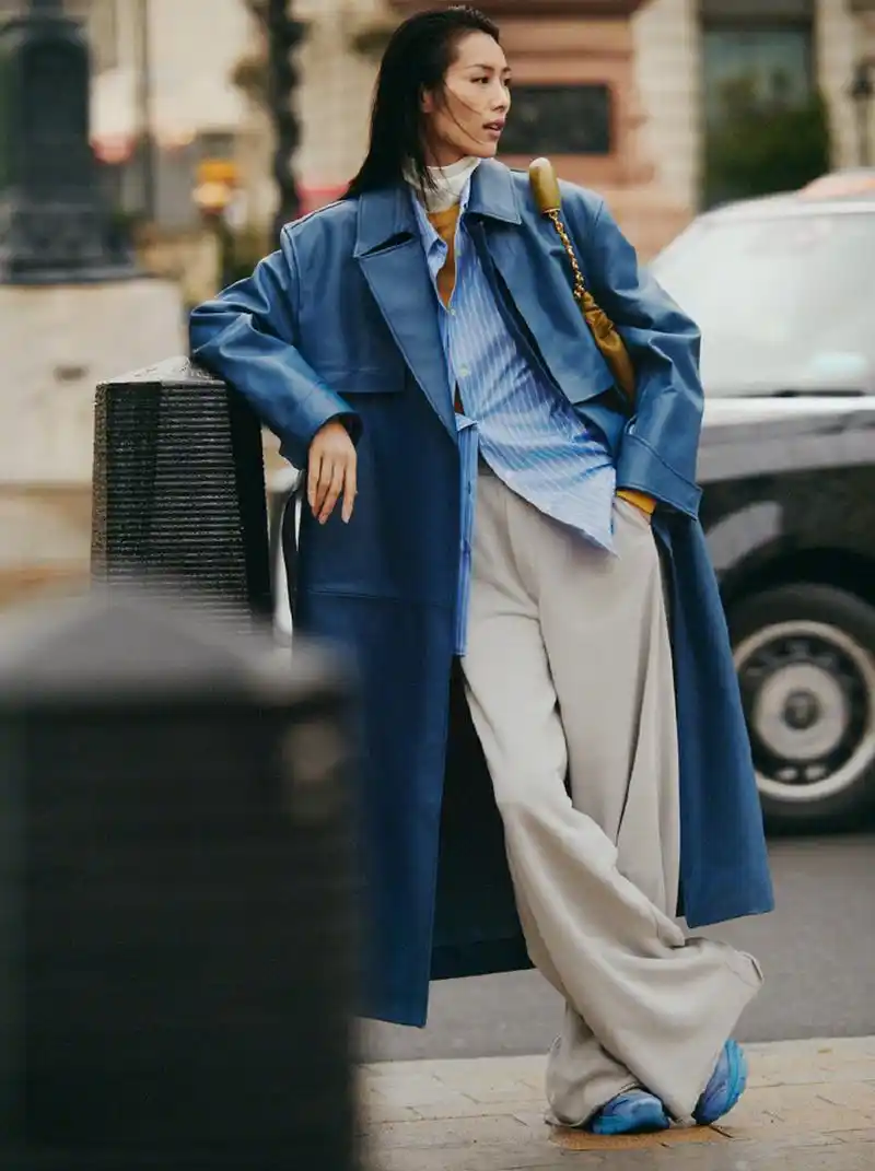 刘雯松弛感穿搭:休闲随性又舒适 宽松风衣外套内搭条纹衬衫搭配宽松