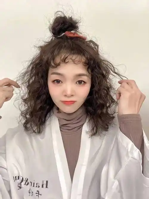 冬天你就差一款时尚可爱又迷人的"丸子烫",烫发过后在半扎个丸子减龄