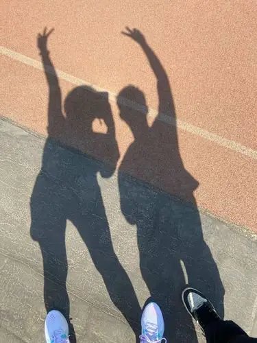 图四"异样":两个影子,一男一女