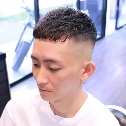 对于发质细软,发量偏少的男士,剪短发后如果头发贴头皮,就会影响发型