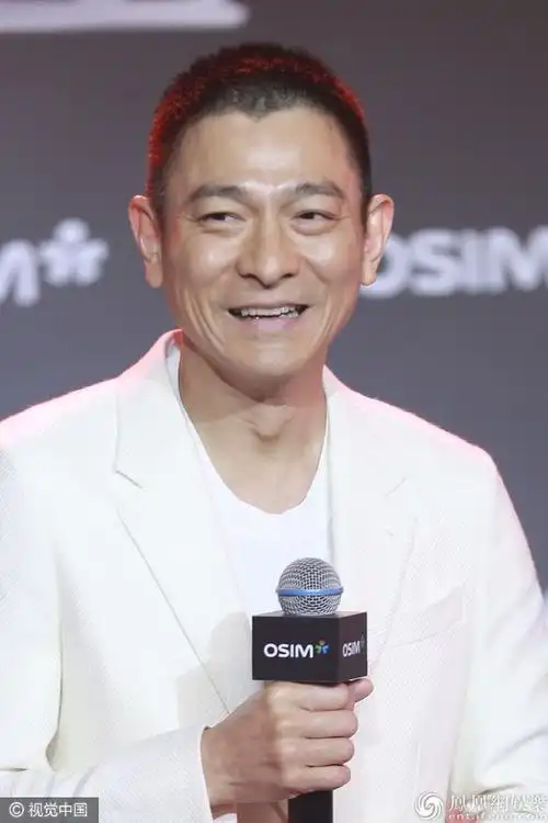 刘德华大病初愈面容消瘦笑到扶腰寸头利落帅气天王范依旧