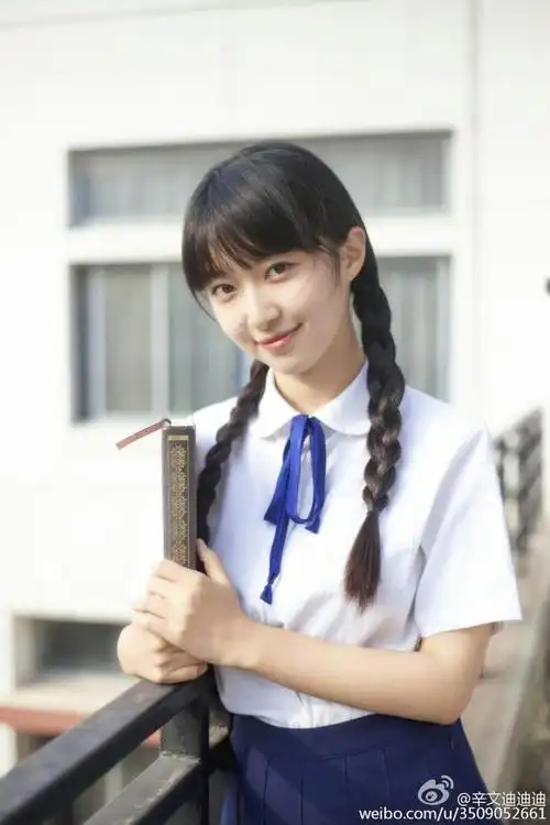 95后校花晒最美校服照