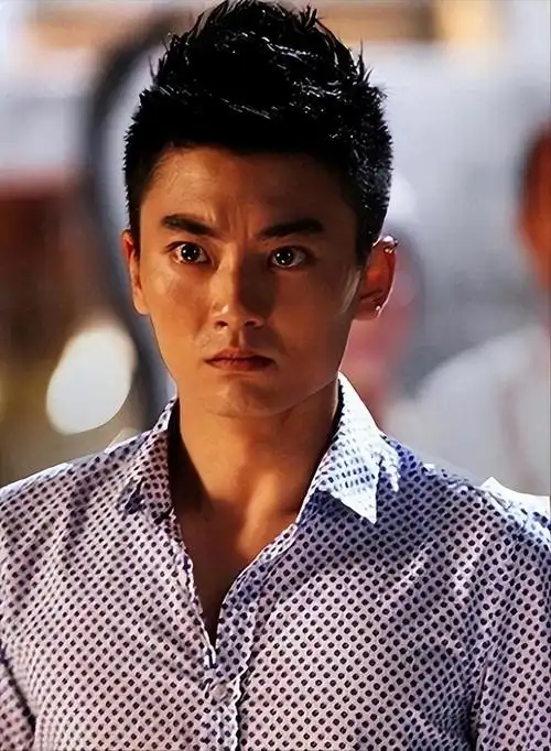 陈宝国儿子陈月末:被父亲捧了12年,凭借《珠江人家》终于走红_腾讯