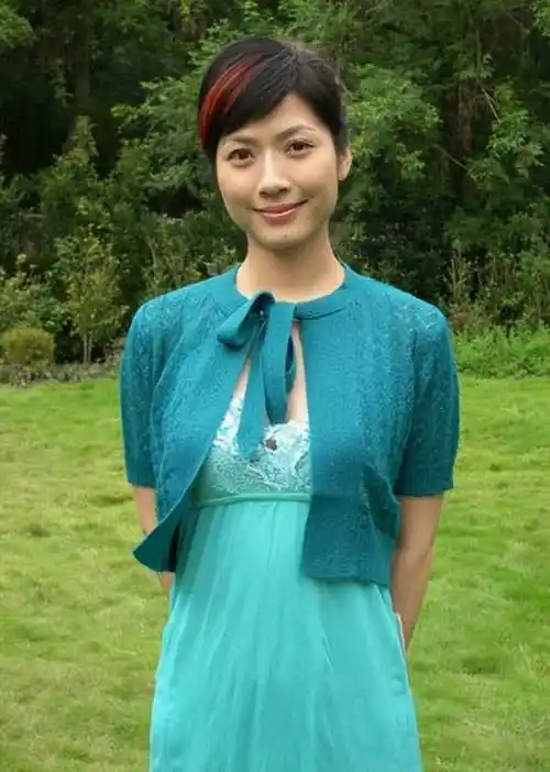 央视主持人吉雪萍:嫁富豪老公幸福美满,一儿一女凑成了一个好字_表演