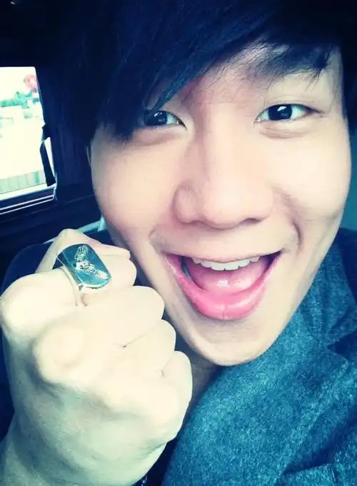 求林俊杰卖萌照,要清晰,无水印的,求大图,多发几张给我,谢谢