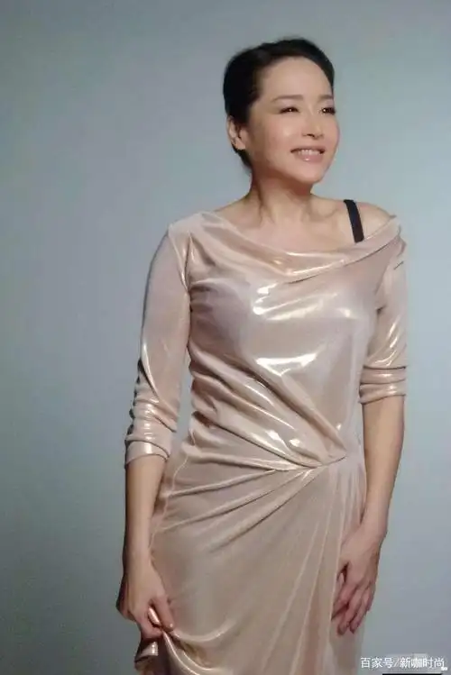 万梓良前妻太会保养,穿红色外衣搭配眼镜,62岁美得认不出