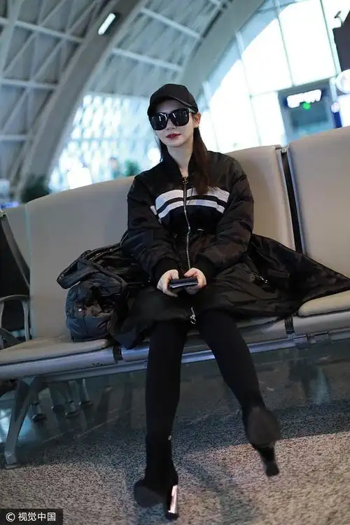 戚薇 黑色收腰羽绒服连衣裙粗跟靴 全黑装扮霸气时髦