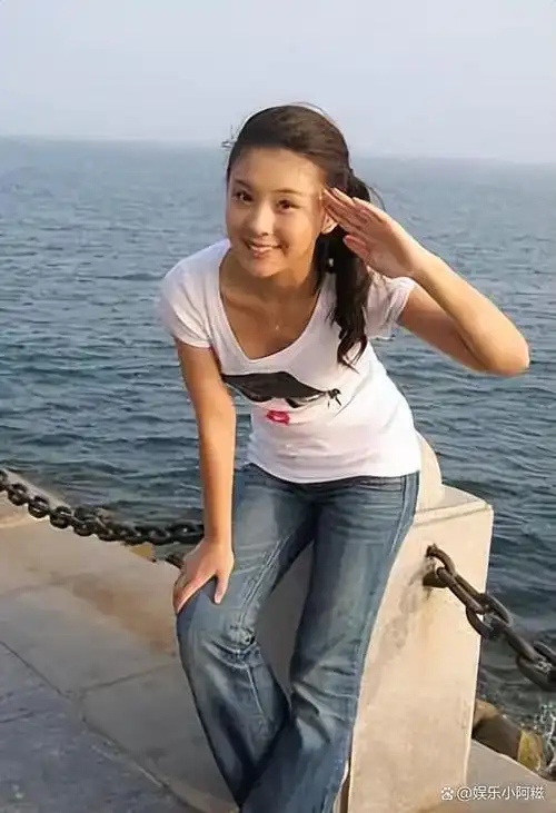 李小萌不仅在舞蹈领域表现出色,而且在歌唱方面也有突出表现.