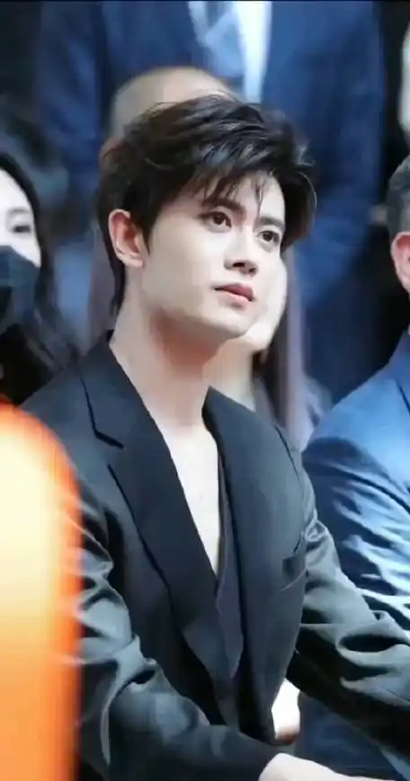 内娱本人比照片好看的明星##任嘉伦