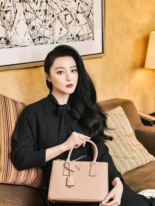 范冰冰39岁了,穿着白t恤外搭粉色牛仔套装走机场,依然高级时髦